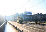 Eisige Nebel verhüllen die Stadt Bern, als das Märchentram (Baujahr 1910) über die Kornhausbrücke kommt.