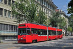 Be 4/6 Vevey Tram 735, auf der Linie 3, fährt am 12.08.2015 durch die Bundesgasse.