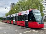 Der Tramlinik Be 6/8 915 auf der Linie 8 nach Brünnen Westside am 14.6.24 vor der Haltestelle Holenacker.