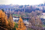 Ein weit entfernter Zug der Berner Straßenbahn auf der Brücke (evtl. 1986) 