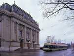 Zum Berner Tram: Anfänglich trugen die 1990 gelieferten 12 Teil-Niederflurwagen von ACMV Vevey einen grün/crème Anstrich, als der Betrieb noch  Städtische Verkehrsbetriebe Bern  hiess. Hier kommt Wagen 734 von der Kornhausbrücke und fährt am Berner Stadttheater vorbei. 29.Dezember 1990 