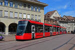 Be 6/8 913 Tramlink, auf der Linie 7, bedient am 09.07.2024 die Haltestelle Zytglogge beim Casinoplatz. Aufnahme Bern.