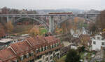 Ein Combino Be 6/8 der Linie 8 auf der Kirchenfeldbrücke in Bern, zwischen Zytglogge und Helvetiaplatz am 03.12.2022.