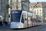 Der Combino Be 6/8 669 von BERNMOBIL mit Vollwerbung für die Lindenhof Gruppe am 5.2.25 beim Bahnhof Bern.