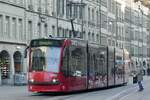 Der Combino Be 4/6 757 mit einer Werbung fürs Museum für Kommunikation am 5.2.25 beim Bahnhof Bern.