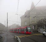 Strassenbahn Bern: Der neue Stadler Tramlink 920 auf der von Worb Dorf herkommenden Linie 6. Vor einigen Tagen haben diese Wagen sämtliche blau/roten RBS Be 4/10 ersetzt. 21.Januar 2025 