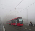 Strassenbahn Bern: Der Stadler Tramlink 929 ist gerade neu abgeliefert worden steht in einem seiner ersten Einsätze. Kirchenfeldbrücke, 21.Januar 2025 