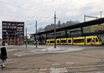 Strassenbahn Bern: Siemens Combino 667 am Bahnhof Bern Brünnen. Der gelbe Wagen wirbt für den Berner Fussballclub  Young Boys  (die manchmal erstaunlich gut sind, und dann lange lange nichts mehr gewinnen). 18.Dezember 2024 