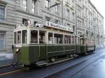 Bern Mobil - In den Gassen von Bern am Warten auf junge und ltere Fahrgste der Oldtimer Triebwagen Be 2/2 37 mit der Anhngern B 204 unterwegs zum Nikolaus am 09.12.2007