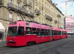 Be 4/8 mit der Betriebsnummer 735 auf der Linie 7 und der Dachwerbung mit der Werbefrage: Bin ich schn? bedient die Haltestelle Bubenbergplatz in Bern.