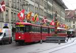 TW 716 ist ein Altbau Gliedertriebwagen, der hier mit Anhnger die   Marktgasse in der schweizer Hauptstadt Bern am 18.5.2009 durchfhrt.