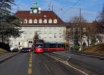 Bernmobil: Combino Tram XL Be 6/8 663 beim Passieren des Viktoriaplatzes am 18. Dezember 2013.
Foto: Walter Ruetsch