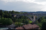 Einer der nachträglich auf 7 Teile verlängerten Combino Advanced überfährt am 9. August 2014 die Kirchenfeldbrücke in Bern. Unter der Brücke liegt das Schwellenmätteli. Aufgenommen wurde das Bild von der Münsterplattform aus.