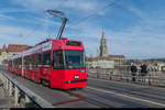 Vevey-Tram 740 überfährt am 27. November 2016 auf der Linie 7 Richtung Ostring die Kirchenfeldbrücke. Im Hintergrund das Berner Münster mit der  Plafe .