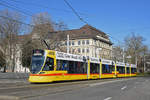 Be 6/10 Tango 169, auf der Linie 11, fährt zur Haltestelle am Bahnhof SBB.