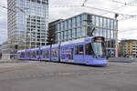 Be 6/10 Tango 151 mit der alten Werbung für die Bank Valiant, auf der Linie 11, fährt bei der Haltestelle Bahnhof SBB ein.