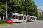 Be 6/10 Tango 187 mit der Werbung für den Wohnpark Binzen, auf der Linie 11, fährt zur Haltestelle am Bahnhof SBB.