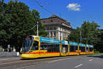 Be 6/10 Tango 153, auf der Linie 11, fährt zur Haltestelle am Bahnhof SBB.