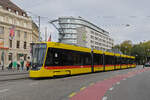 Be 8/10 Tina 4204 wartet am 31.10.2024 mit der Fahrschule an der Haltestelle am Aeschenplatz.