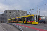 Be 8/10 4202 TINA, auf der Linie 10, überquert am 21.12.2024 die Münchensteinerbrücke. Aufnahme Basel.