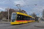 Be 8/10 TINA 4206, auf der Linie 11, fährt am 18.12.2024 zur Haltestelle beim Bahnhof SBB.