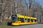 Be 6/10 Tango 184, auf der Linie 10, fährt zur Haltestelle am Bahnhof SBB.