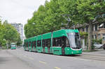 Be 6/8 Flexity 5003, auf der Linie 8, fährt zur Haltestelle ZOO Bachletten.