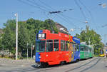 Dreiwagenzug, mit dem Be 4/4 490 FC Basel, zusammen mit den beiden B4S 1487 und 1497, fahren zur Haltestelle der Linie 2 am Bahnhof SBB. Die Aufnahme stammt vom 29.08.2017.