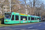 Be 6/8 Combino 327, auf der Linie 8, fährt zur Haltestelle am Bahnhof SBB.