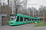 Be 6/8 Combino 304, auf der Linie 2, wartet in der Schlaufe beim Eglisee die nächste Abfahrtszeit ab.