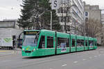 Be 6/8 Combino 304, auf der Linie 8, fährt zur Haltestelle Wiesenplatz.