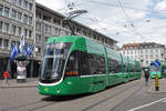 Be 4/6 Flexity 6015, auf der Linie 15, verlässt die Haltestelle am Claraplatz. Die Aufnahme stammt vom 17.07.2018.