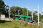 Be 4/6 Flexity 6007, auf der Linie 16, verlässt die Haltestelle Hechtliacker. Die Aufnahme stammt vom 11.08.2018.