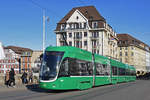 Be 6/8 Flexity 5001, auf der Linie 14, überquert die Mittlere Rheinbrücke.