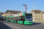 Be 6/8 Combino 304, auf der Linie 8, überquert die Mittlere Rheinbrücke.