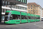 Be 6/8 Flexity 5014, auf der Linie 6, verlässt die Haltestelle Gewerbeschule Richtung Messeplatz.