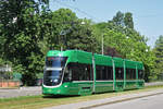 Be 4/6 Flexity 6005, auf der Linie 15, fährt bei der Haltestelle Grosspeterstrasse ein.