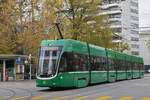 Be 6/8 Flexity 5041, auf der Linie 1, verlässt die Haltestelle Schützenhaus.