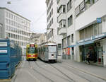 Basel BLT Tramlinie 11 (SWP/Siemens Be 4/8 2**) / BVB Tramlinie 14 (SWS/BBC/SAAS Be 8/8 717, ex-Bern SVB Be 8/8 717) Spiegelgasse am 26. Juli 2006. - Scan eines Farbnegativs. Film: Kodak Gold 200-6. Kamera: Leica C2.