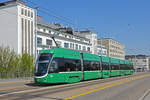 Be 6/8 Flexity 5043, auf der Linie 1, überquert die Dreirosenbrücke. Die Aufnahme stammt vom 08.04.2020.