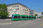 Be 6/8 Flexity 5031, auf der Linie 14, fährt bei der Haltestelle Dreirosenbrücke ein.