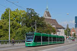 Be 6/8 Combino 303, auf der Linie 2, überquert die Wettsteinbrücke. Die Aufnahme stammt vom 10.09.2020.