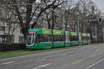 Be 6/8 Flexity 5032, auf der Linie 8, fährt zur Haltestelle am Bahnhof SBB.