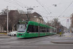 Be 6/8 Combino 323, auf der Linie 8, fährt bei der Haltestelle Bahnhof SBB ein.