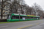 Be 6/8 Combino 315, auf der Linie 8, fährt zur Haltestelle am Bahnhof SBB. Die Aufnahme stammt vom 21.12.2020.