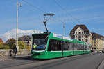 Be 6/8 Combino 322, auf der Linie 8, überquert die Mittlere Rheinbrücke. Die Aufnahme stammt vom 13.10.2020.