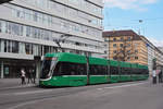 Be 6/8 Flexity 5003, auf der Linie 6, bedient die Haltestelle Gewerbeschule.