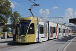 Be 6/8 Flexity 5010 mit der Werbung für die Basler Museen, auf der Linie 1, wartet an der Endstation beim badischen Bahnhof.