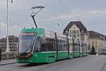 Be 6/8 Flexity 5019 mit einer Weihnachtsdekoration, auf der Linie 6, überquert am 30.11.2022 die Mittlere Rheinbrücke.