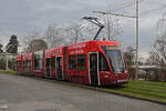 Be 4/6 Flexity 6011 mit der Werbung für die Raiffeisen Bank, auf der Linie 15, fährt am 23.01.2023 zur Endstation auf dem Bruderholz.